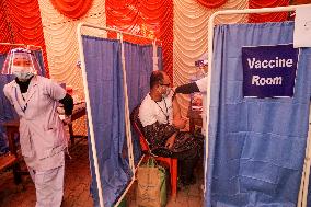 Nepal health workers received  COVID-19 vaccination